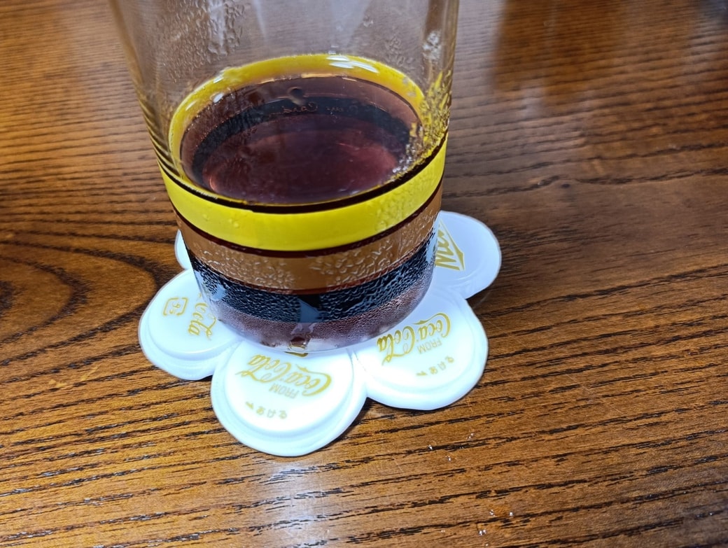 ふたが溶着してできあがったコースター