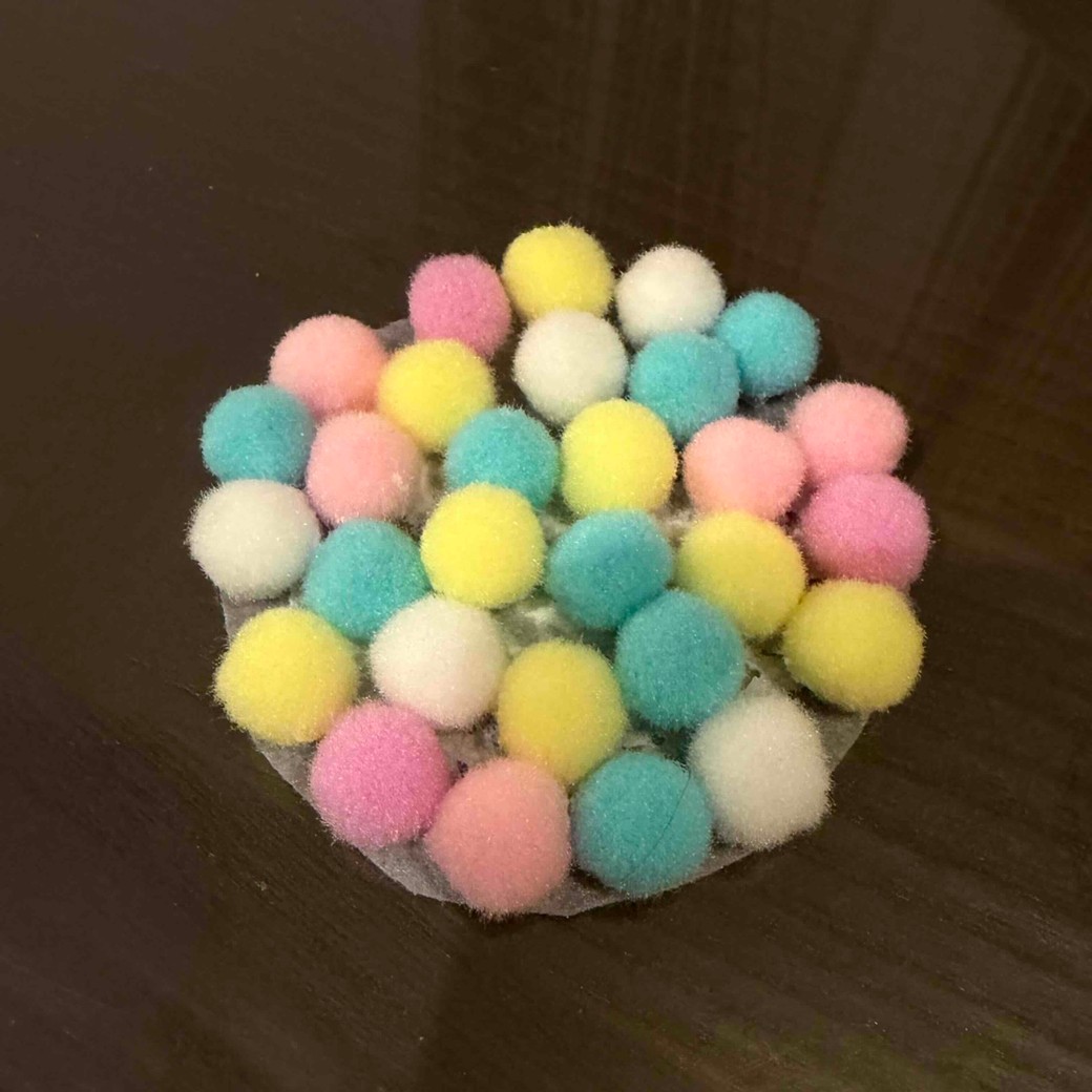 デコレーションボールをフェルトにつけたところ
