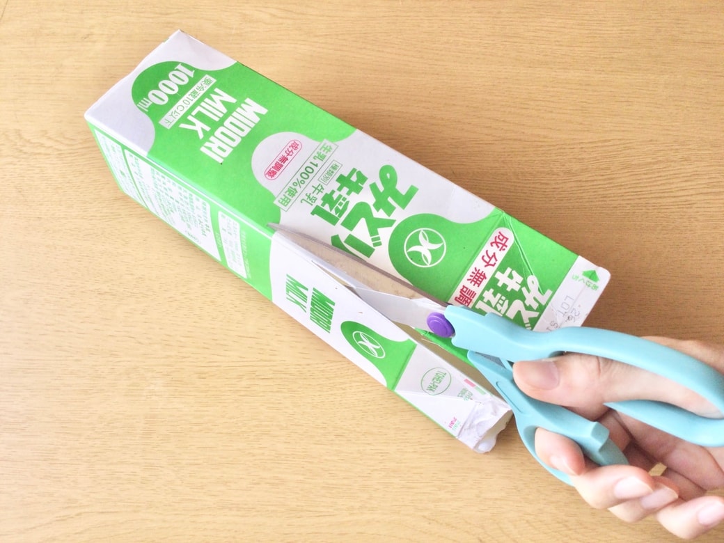 牛乳パックをハサミでひらく