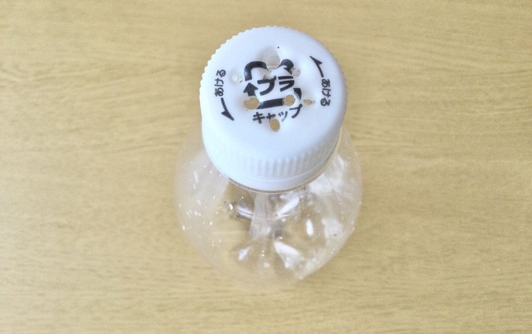 ペットボトルキャップにキリで穴をあける