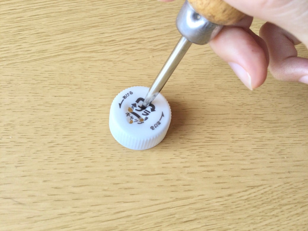 ペットボトルキャップにキリで穴をあける