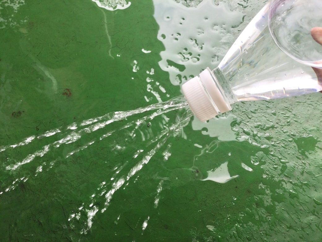 ペットボトルから水を出す