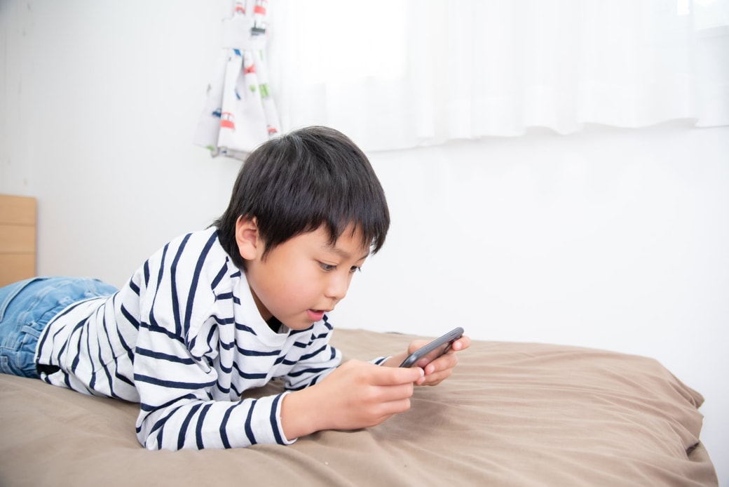 スマホを見る子ども