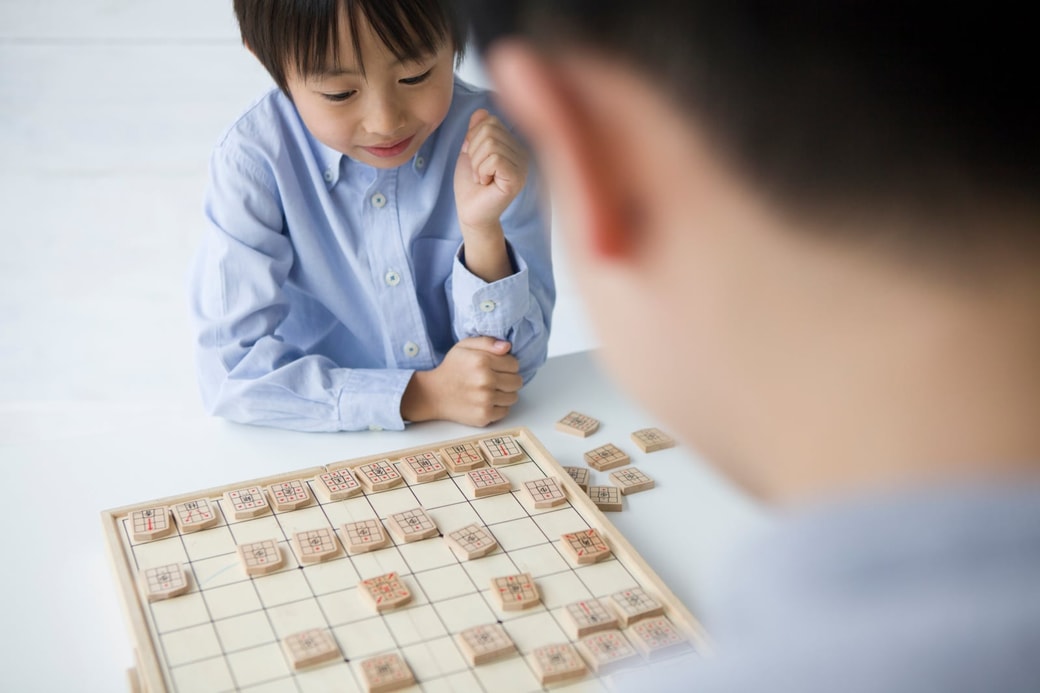将棋をする親子