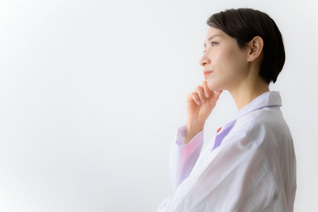 考える女性