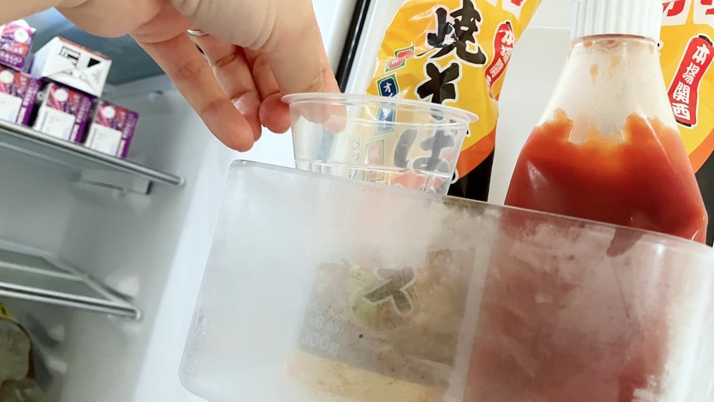 プリンカップをドアポケットに置いている様子