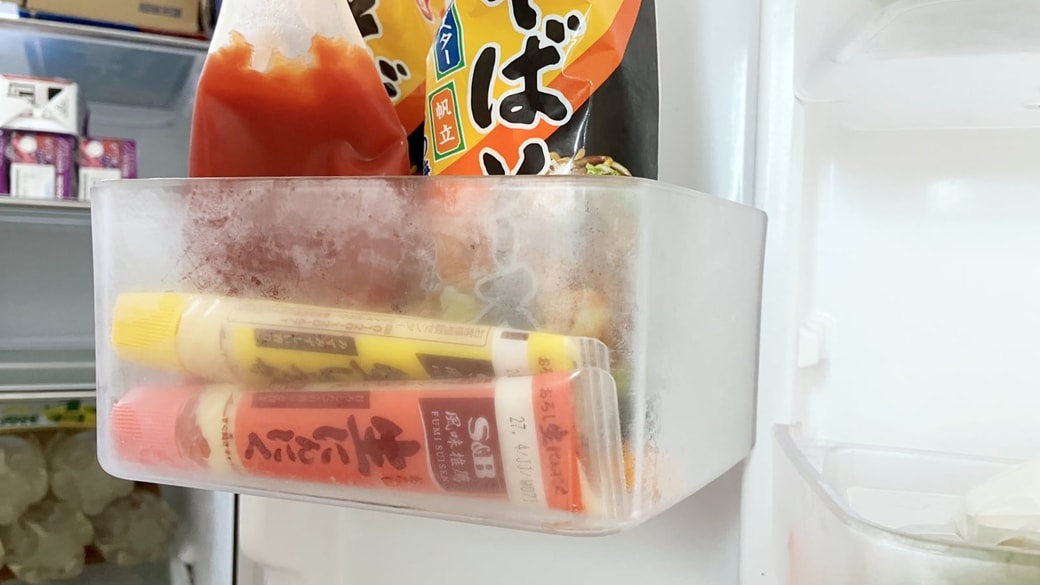 冷蔵庫で倒れるチューブ調味料