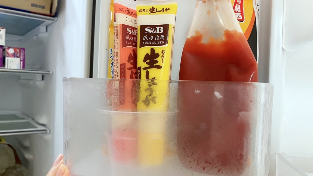 プリンカップのチューブタイプの調味料を収納した様子