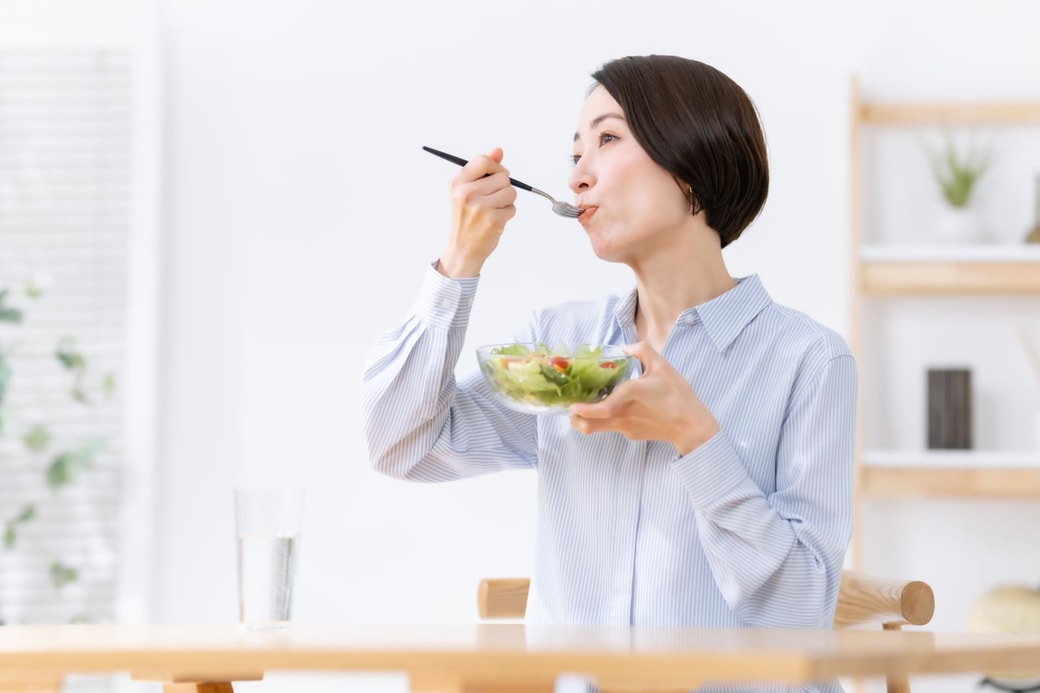 サラダを食べる女性