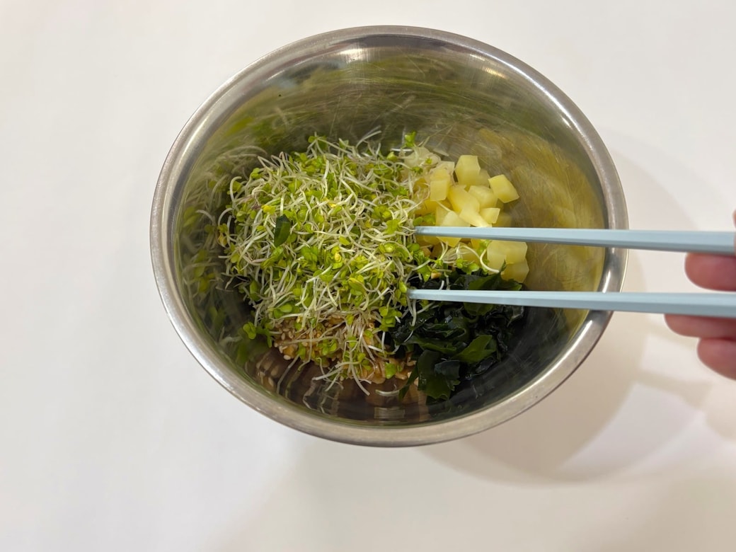 納豆、しょうゆ、1の材料、調味料を混ぜる