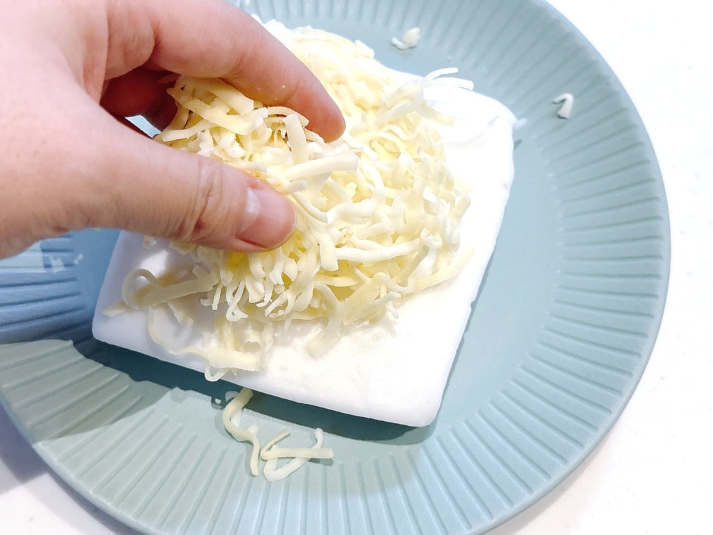 はんぺんにピザ用チーズをかける