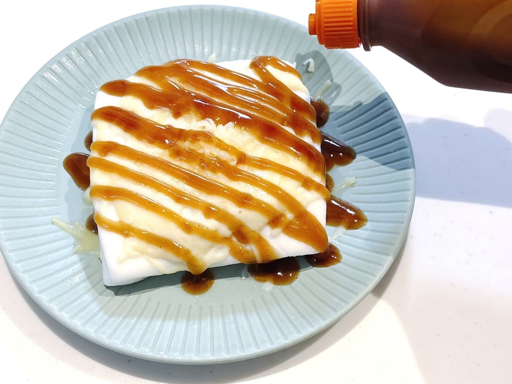 お好みソースとかつお節をのせて、マヨネーズをかける
