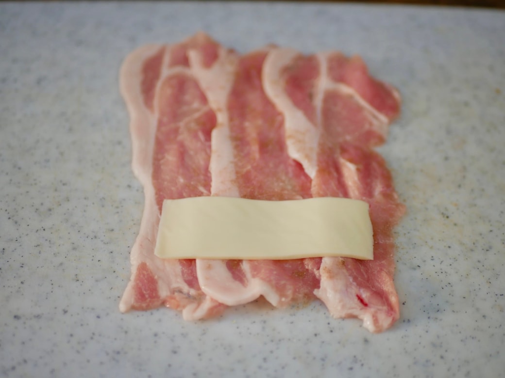 豚肉の上にチーズをおく