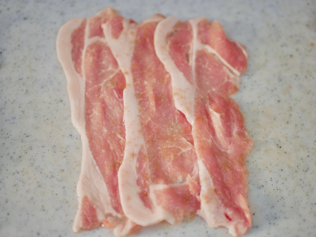 豚肉3枚に塩胡椒する