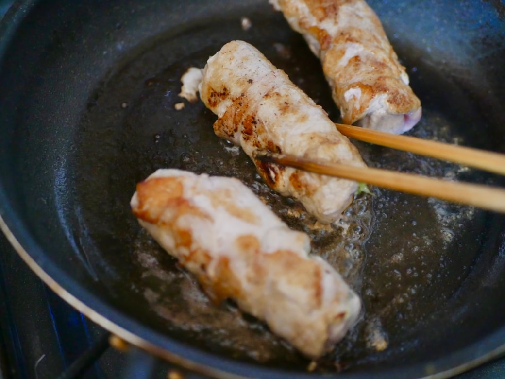 転がして全体に焼き色をつける
