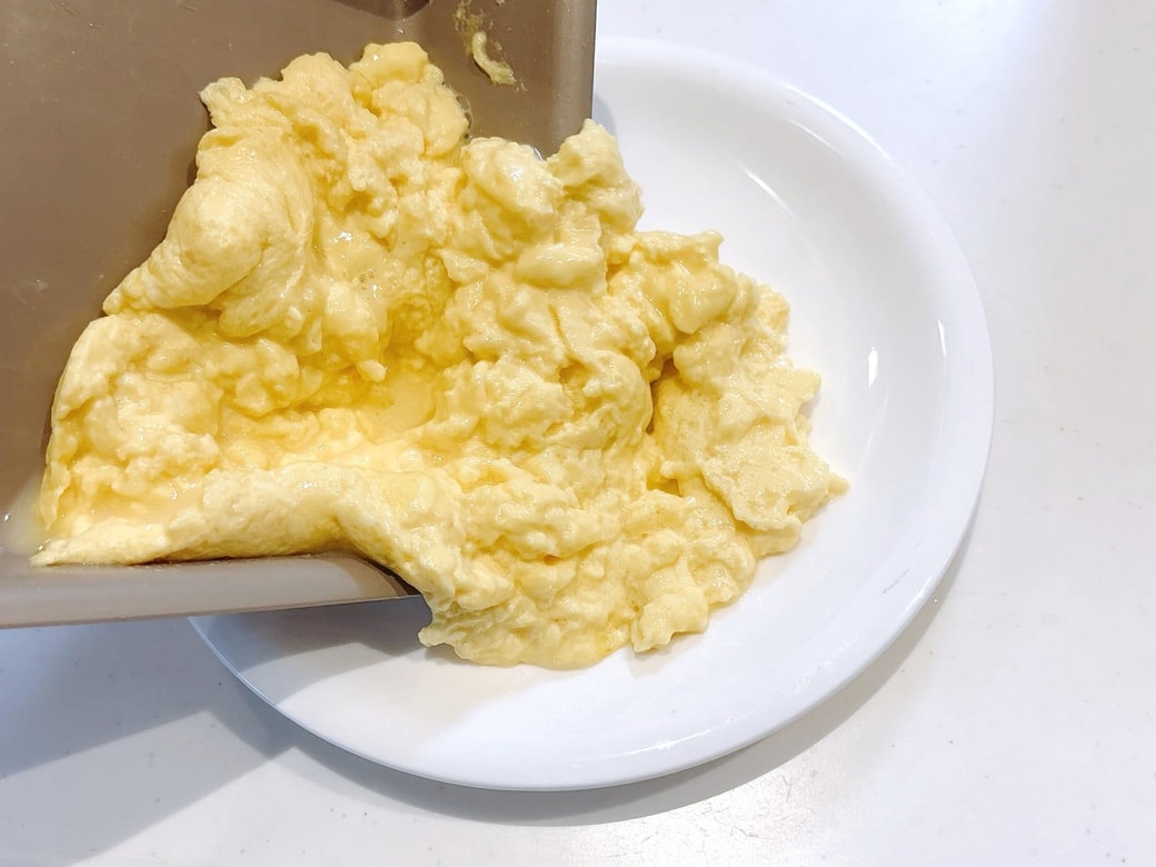 卵がまとまったら皿に移す
