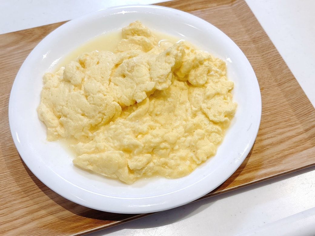 半熟に仕上げたスクランブルエッグ