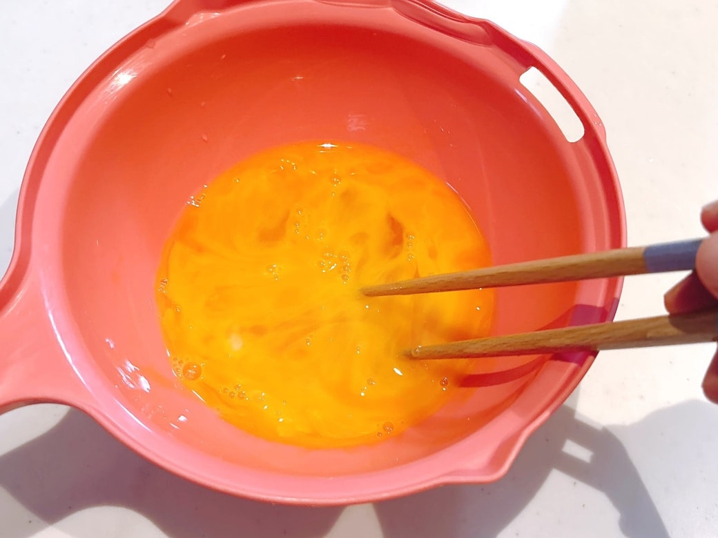 卵をしっかりと割りほぐす