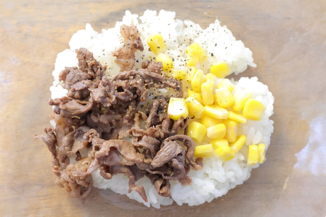 「牛肉とコーンのおにぎり」