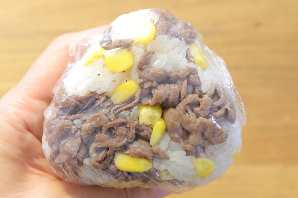 「牛肉とコーンのおにぎり」