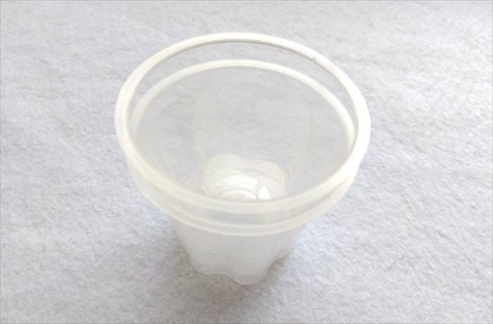 プリンの空き容器を重ねたところ