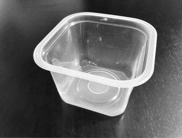 みその空き容器に食用油のボトルを入れている様子