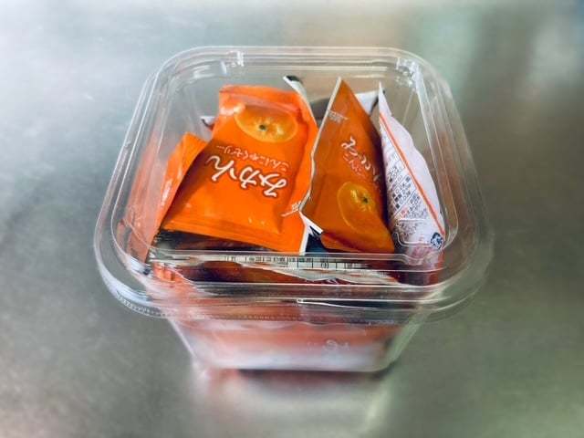みその空き容器に食品を収納した完成形