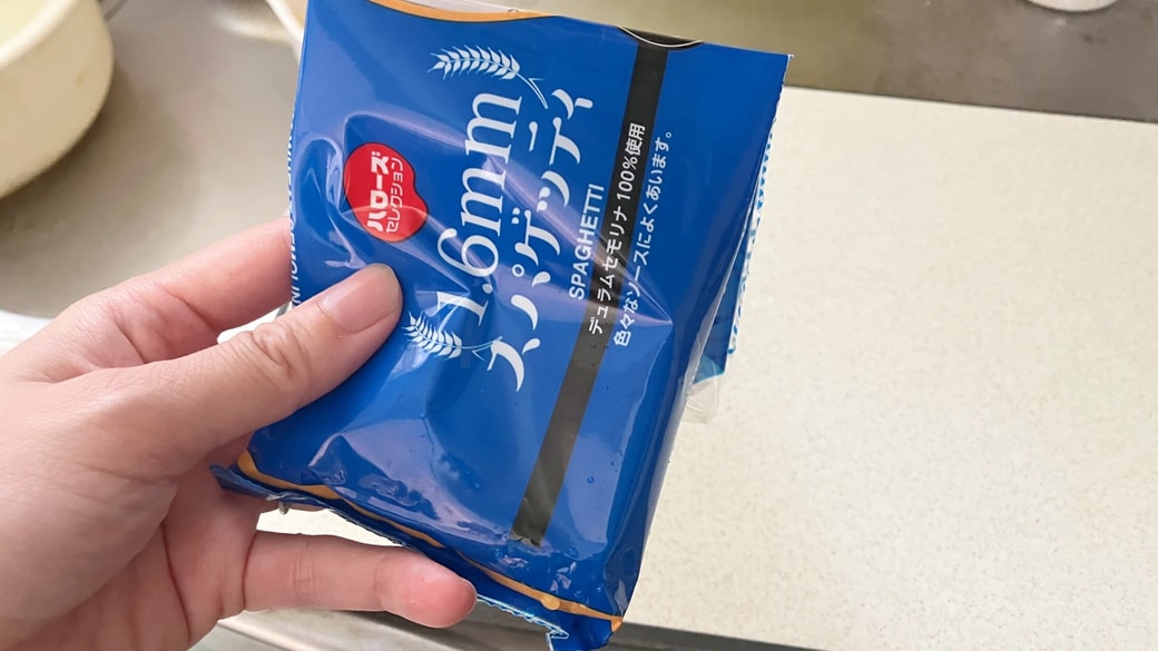 パスタの空き袋をゴミ袋として活用