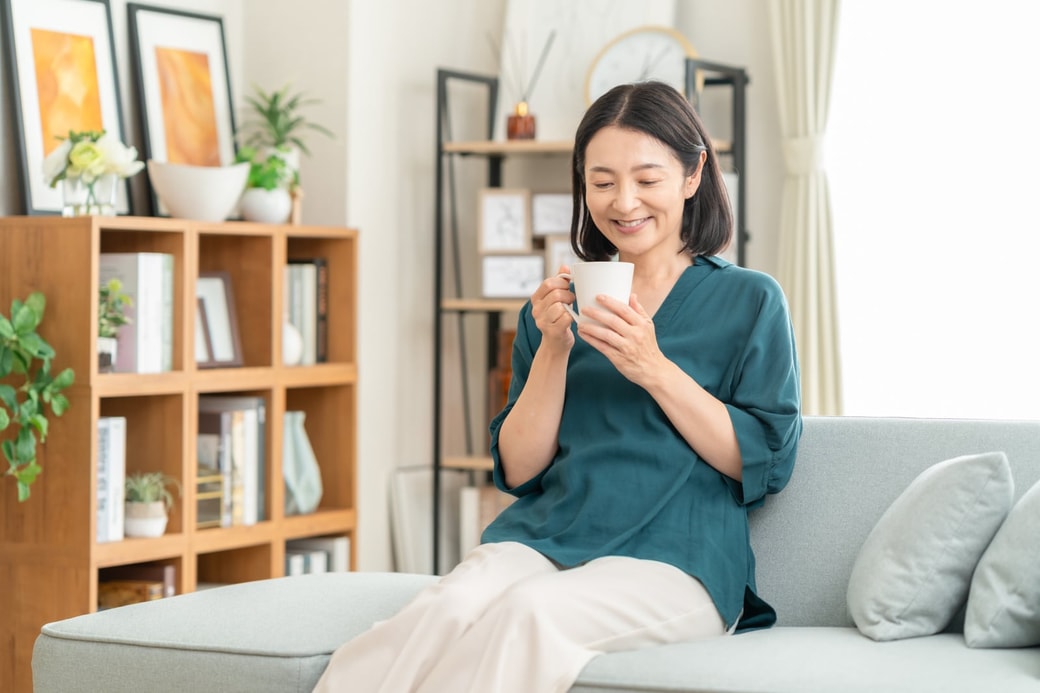 お茶を飲む女性