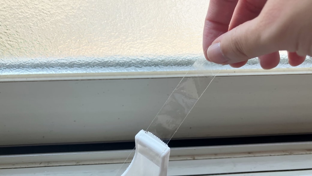窓サッシの掃除にセロハンテープを活用