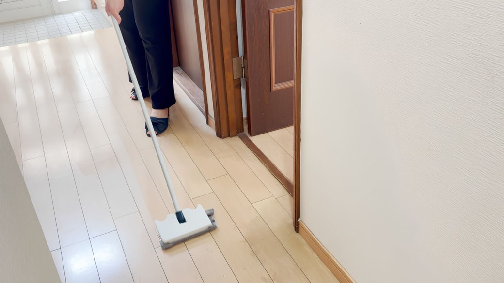 廊下を拭く