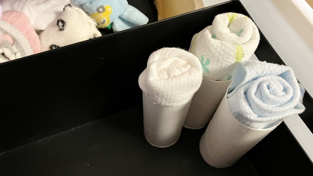引き出しに収納したトイレットペーパーの芯と衣類