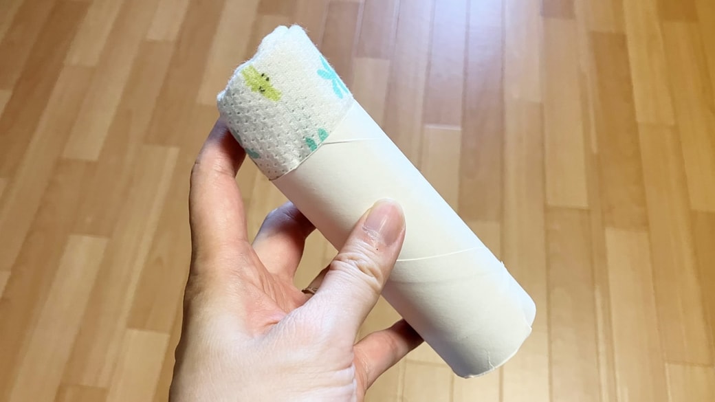 トイレットペーパーの芯に衣類を収納している様子