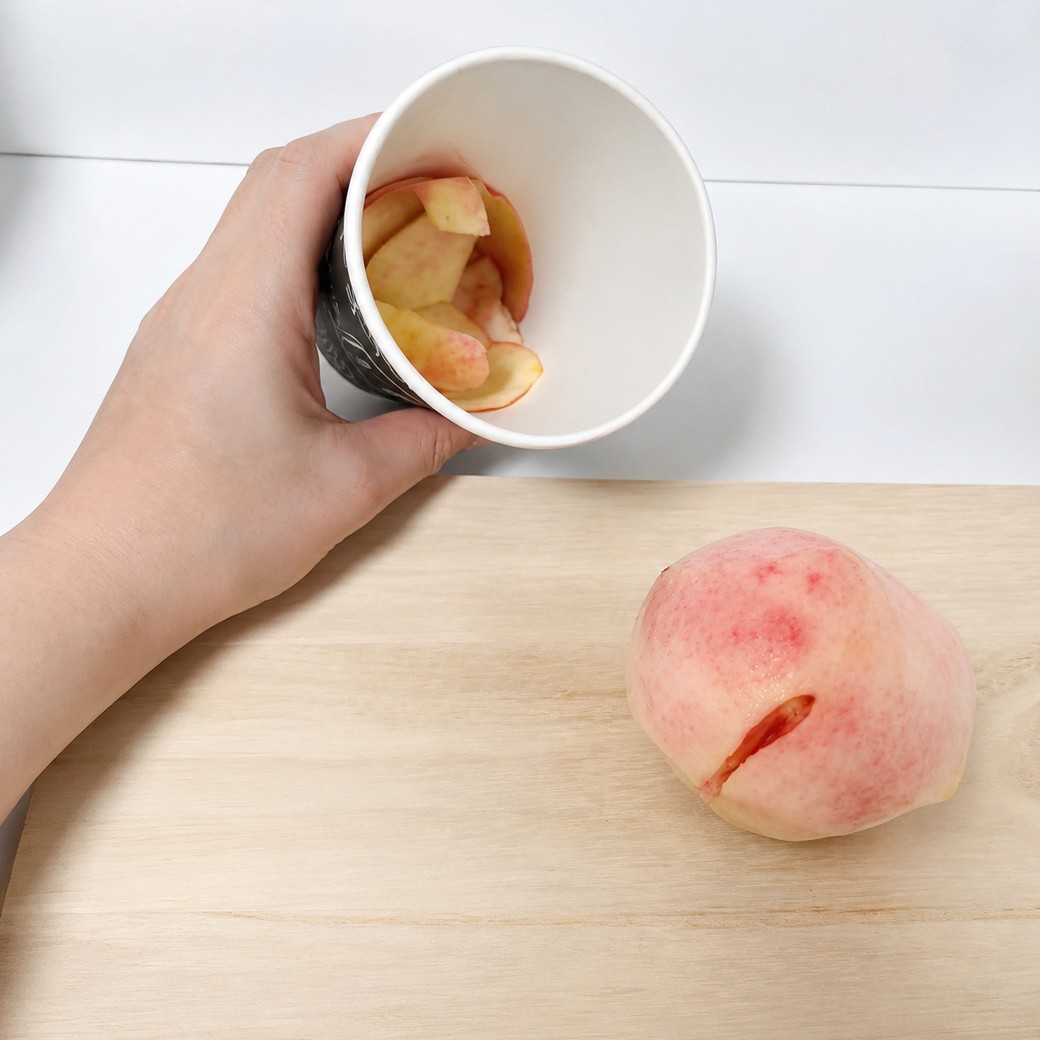 果物の皮を入れた紙コップ
