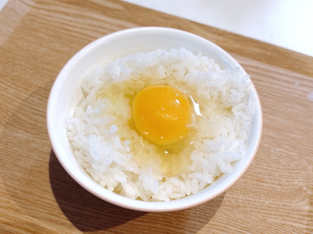 手順1.ごはんに卵を割り入れる