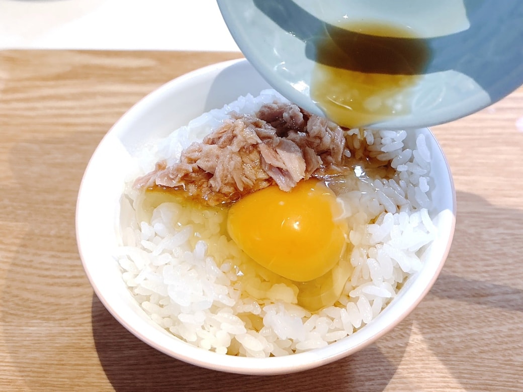 手順3.卵かけごはんにめんつゆを回しかける