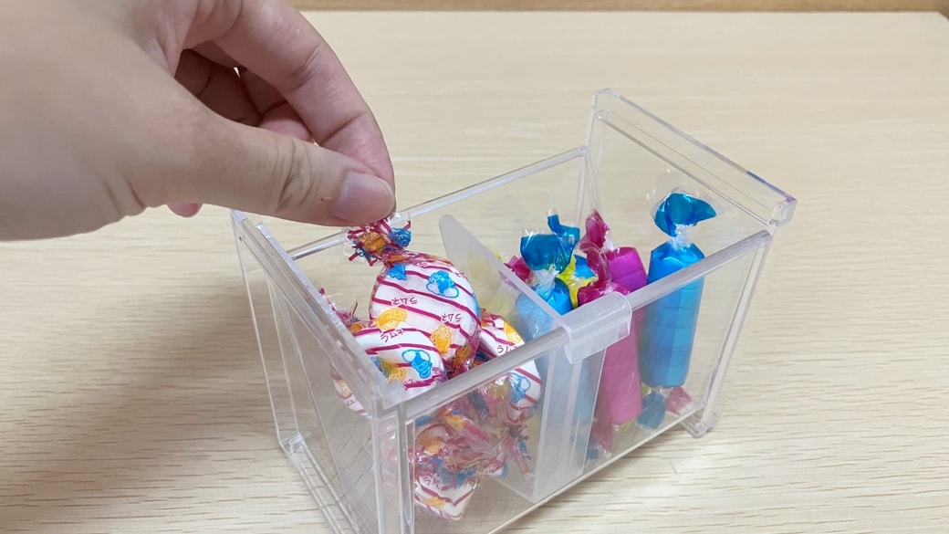 ナナメスタンドをお菓子収納に使った様子