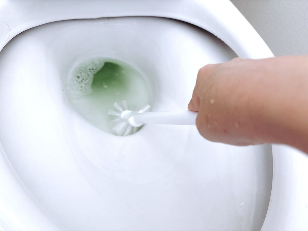 トイレブラシで汚れをこする