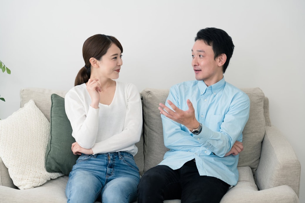 会話する夫婦