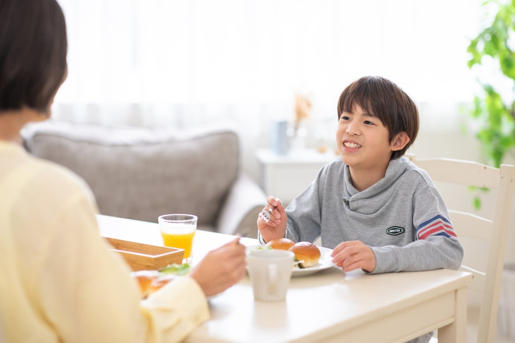 会話する親子