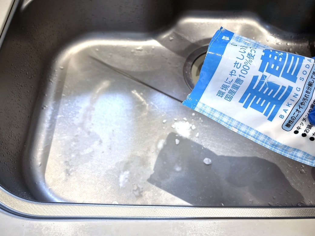 ステンレスシンクに重曹を振りかける