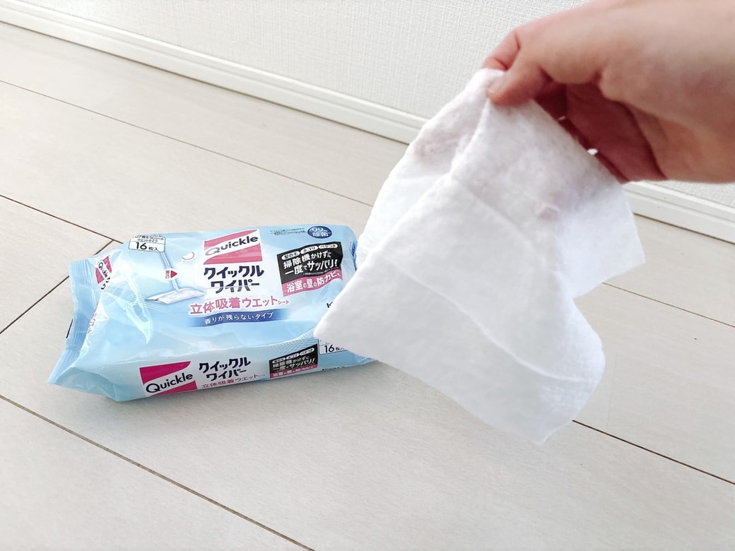 網戸の掃除に使う「クイックルワイパー 立体吸着ウエットシート」