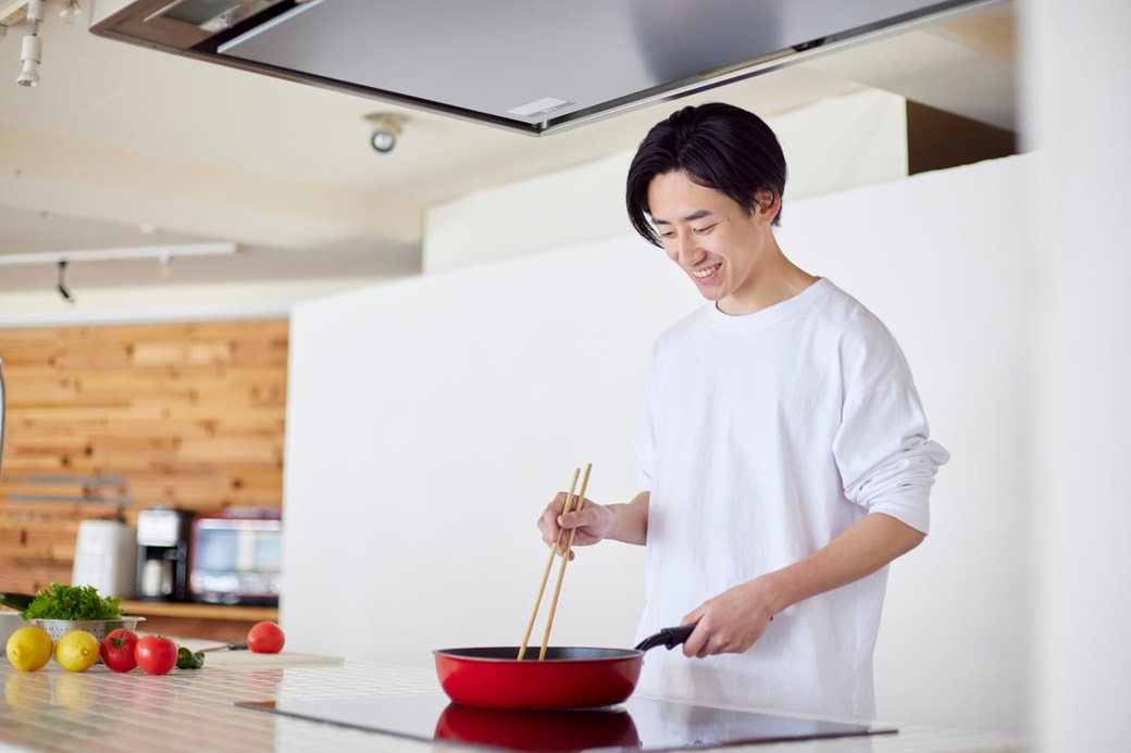 料理する男性