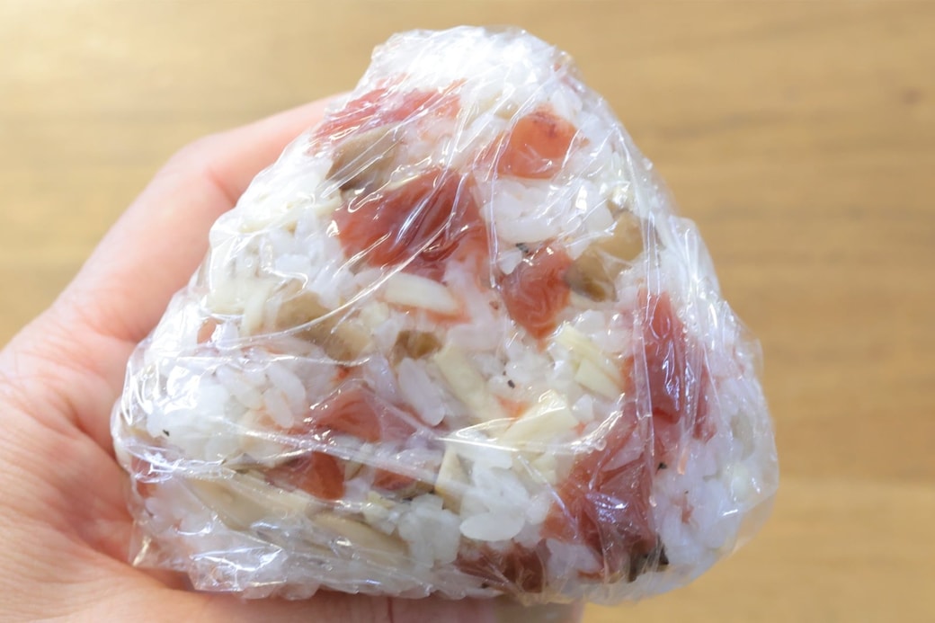 「梅ときのこのおにぎり」