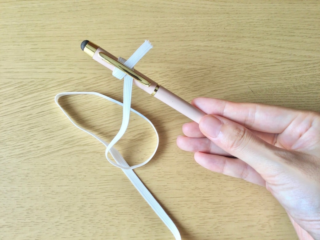 ペンのクリップ部分にゴム紐を挟む
