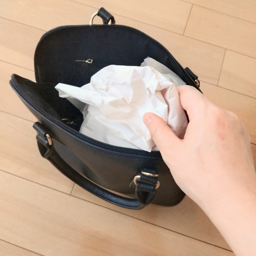 丸めた紙を入れるだけ!型崩れ防止に役立つ