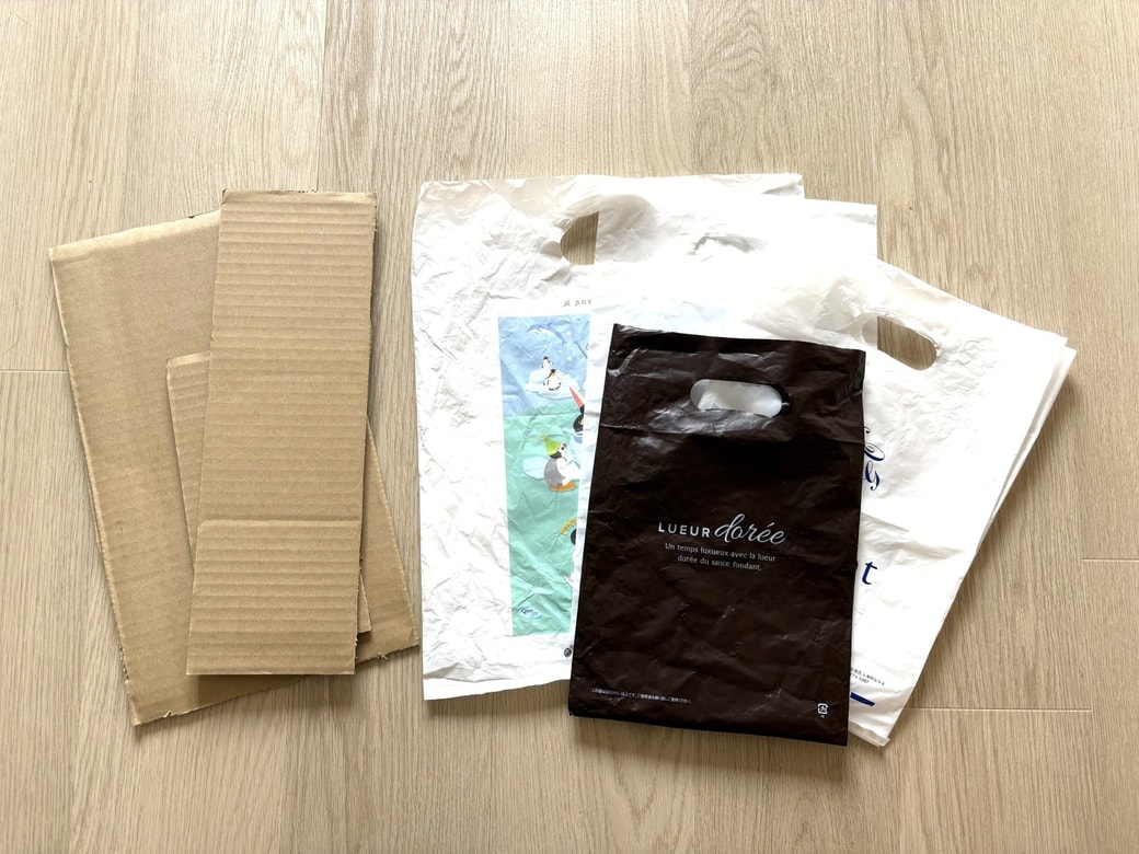 ショッピングバッグと段ボール