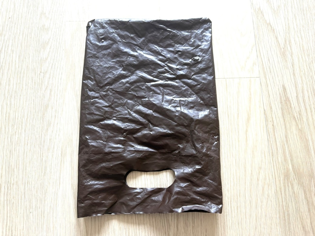 ショッピングバッグを裏返した様子