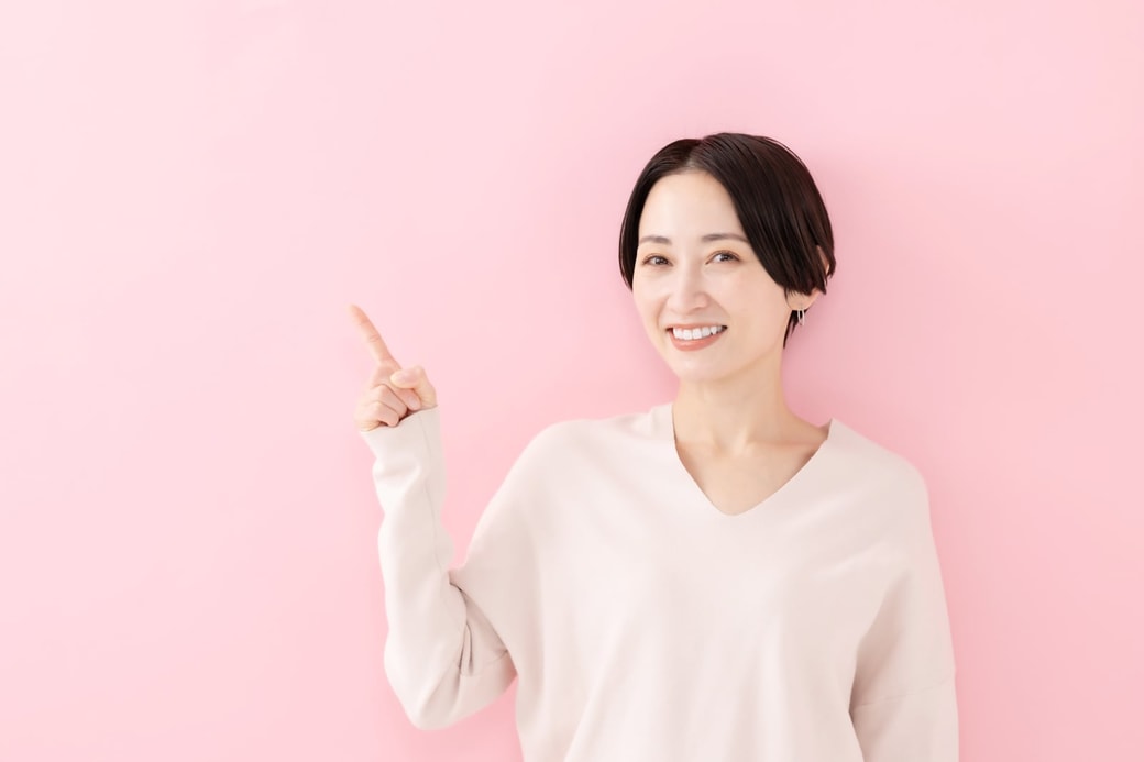 指さす女性