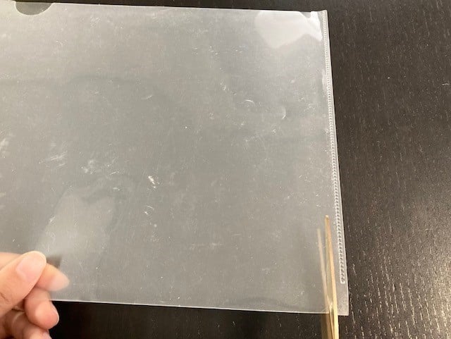 クリアファイルを切って加工している様子